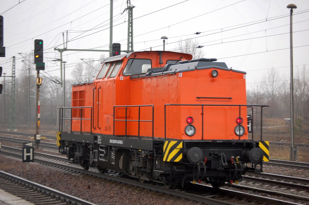 Lok 18 (98 80 3201 070-0-D-RAILS) noch mal von der anderen Seite, 03.02.11 Durchfahrt im Bhf. Flughafen Berlin-Sch�nefeld. 
