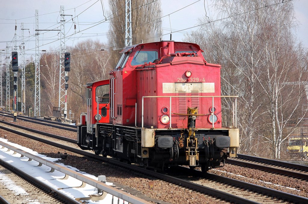 Lok�berf�hrungsfahrt, die Gro�e zieht die Kleine, 298 329-4 eine K�f 335 006-3 am Haken Richtung Karower Kreuz Berlin, 26.03.13