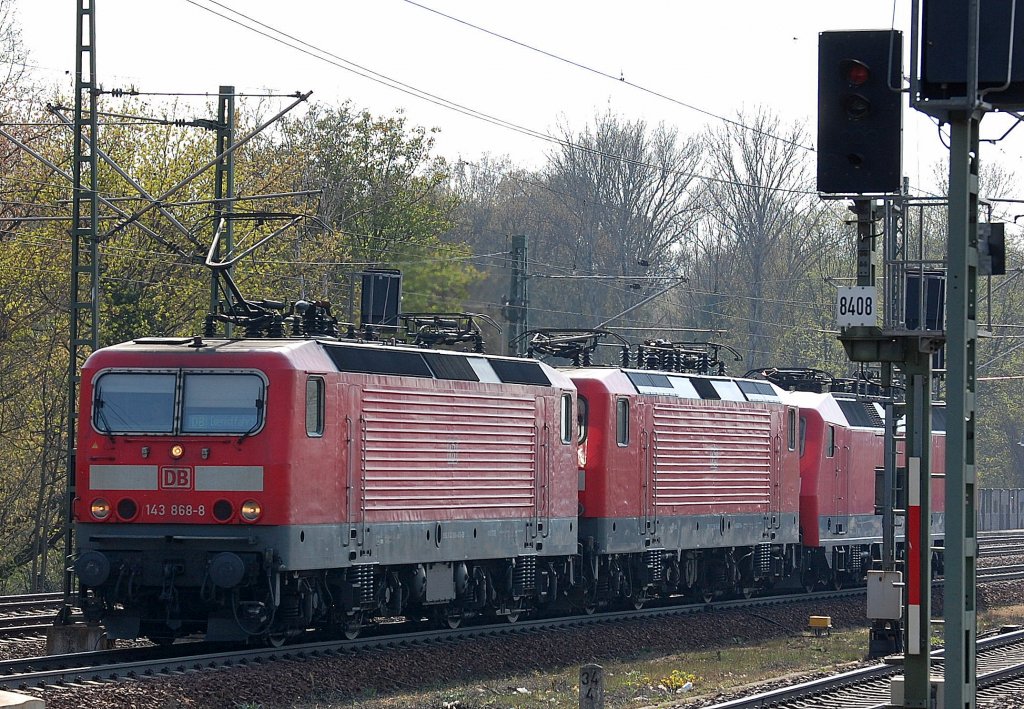 Lokzug auf dem Weg Richtung Wedding mit 143 868-8 und einer 114�r + 120�r am Haken, 24.04.13 Berlin-Jungfernheide.
