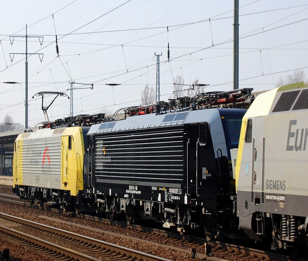 Lokzug gezogen von MRCE Dispolok ES 64 F4-096, in der Mitte die in schwarz gl�nzende MRCE Dispolok, Es 64 F4-150 (91 80 6189 150-6 D-DISPO, Bj.2006) am 04.04.09 Durchfahrt Bhf. Flughafen Berlin-Sch�nefeld. 