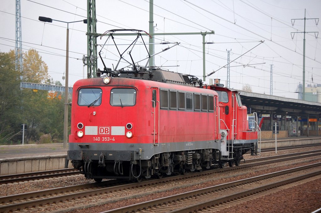 Lokzug mit 140 353-4 mit 362 941-7 am Haken, 25.10.11 Durchfahrt im Bhf. Flughafen Berlin-Sch�nefeld.