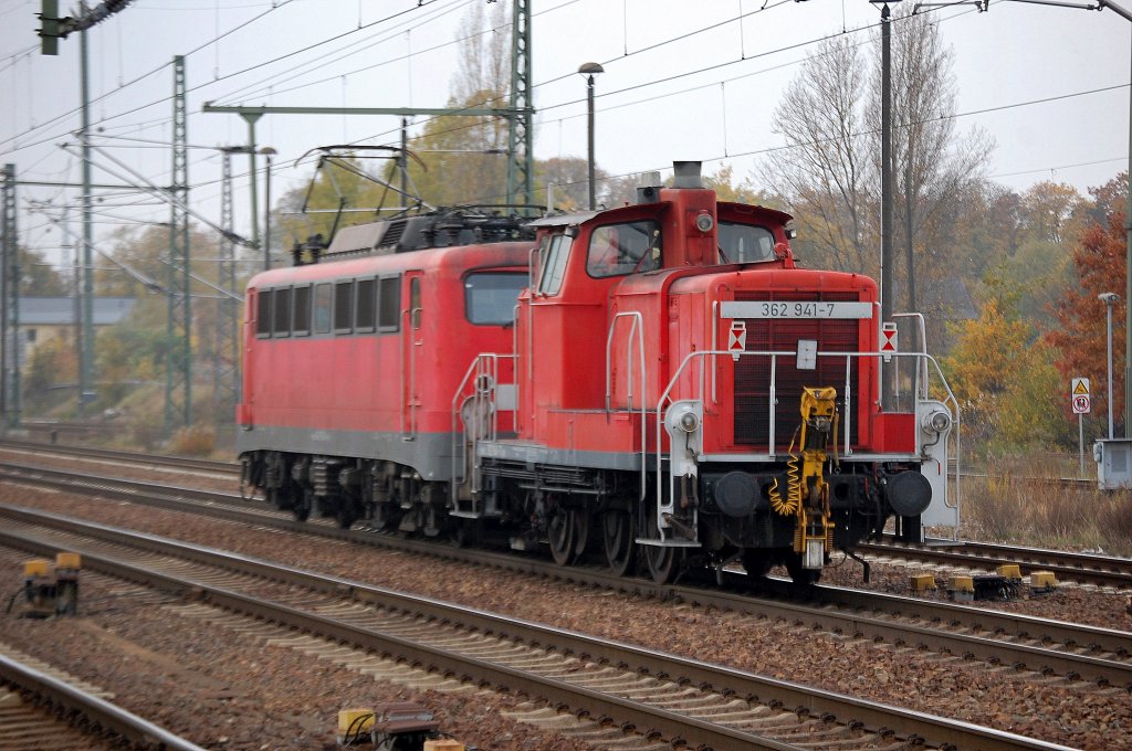 Lokzug mit 362 941-7 am Haken von 140 353-4 am 25.10.11 Durchfahrt im Bhf. Flughafen Berlin-Sch�nefeld.