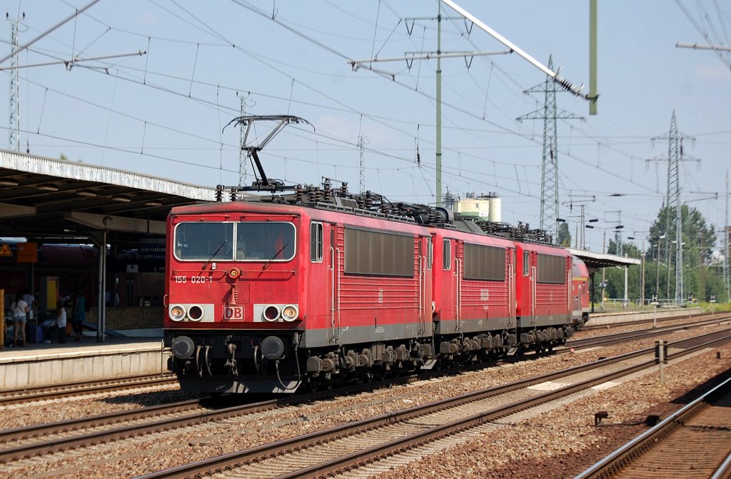 Lokzug mit drei 155�r gezogen von 155 020-1 mit 155 ??? und 155 048-2 am Ende des Zuges am 27.07.12 Bhf. Flughafen Berlin-Sch�nefeld.