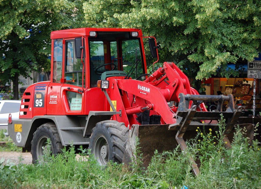 LOXAM Leasingradlader, ein KOMATSU WA95 Radlader am 02.06.09 Berlin-Prenzl.Berg.