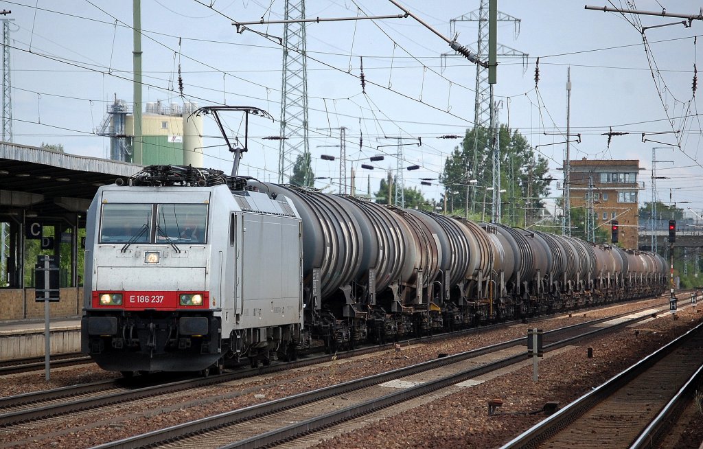 LTE Slovakia mit der Mietlok E 186 237 (91 80 6186 237-4 D-LTE) mit deutscher Zulassung mit Kesselwagenzug am 13.07.13 Bhf.Flughafen Berlin-Sch�nefeld.