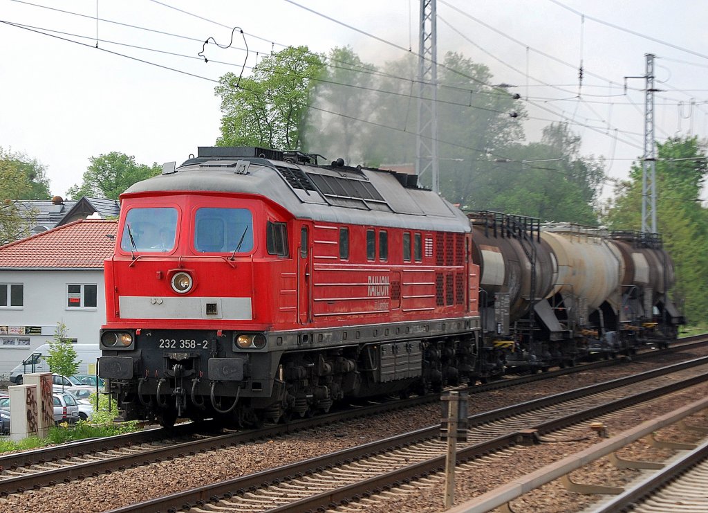 M�chtig Dampf trotz geringer Last, 232 358-2 mit drei Kickkesselwagen (Kreideschlamm) Richtung Bernau, 04.05.12 Berlin-Karow.