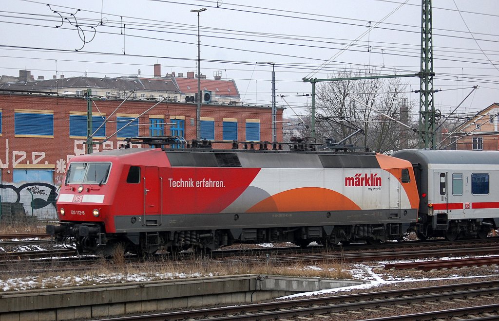 M�rklin Werbelok 120 112-8 mit IC-Wagengarnitur (PbZ?) Richtung Berlin-Gesundbrunnen, 25.02.13 Berlin-Westhafen.