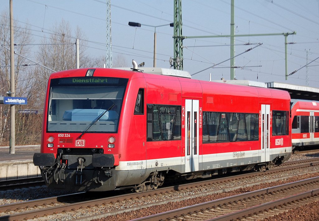 Mal wieder ein DB RegioShuttle zur Fahrt ins Herstellungswerk Stadler Werke Berlin Pankow zur Inspektion, diesmal ein Fahrzeug der DB Regio Bayern, 650 324 (95 80 0 650 324-6 D-DB) am 01.03.11 Bhf. Flughafen Berlin-Sch�nefeld.