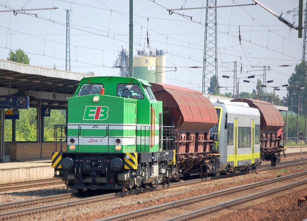 Mal wieder eine �berf�hrungsfuhre mit der EIB Lok 20  Lisa 1  (95 80 3293 024-6 D-EIB) und einem fabrikneuen RegioShuttle f�r Agilis (95 80 0650 733-8 D-AGIL), 06.06.11 Bhf. Flughafen Berlin-Sch�nefeld.