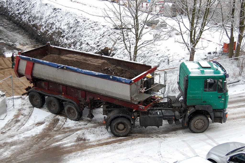 MAN 18.414 Sattelkipper, 08.02.13 Berlin-Pankow.