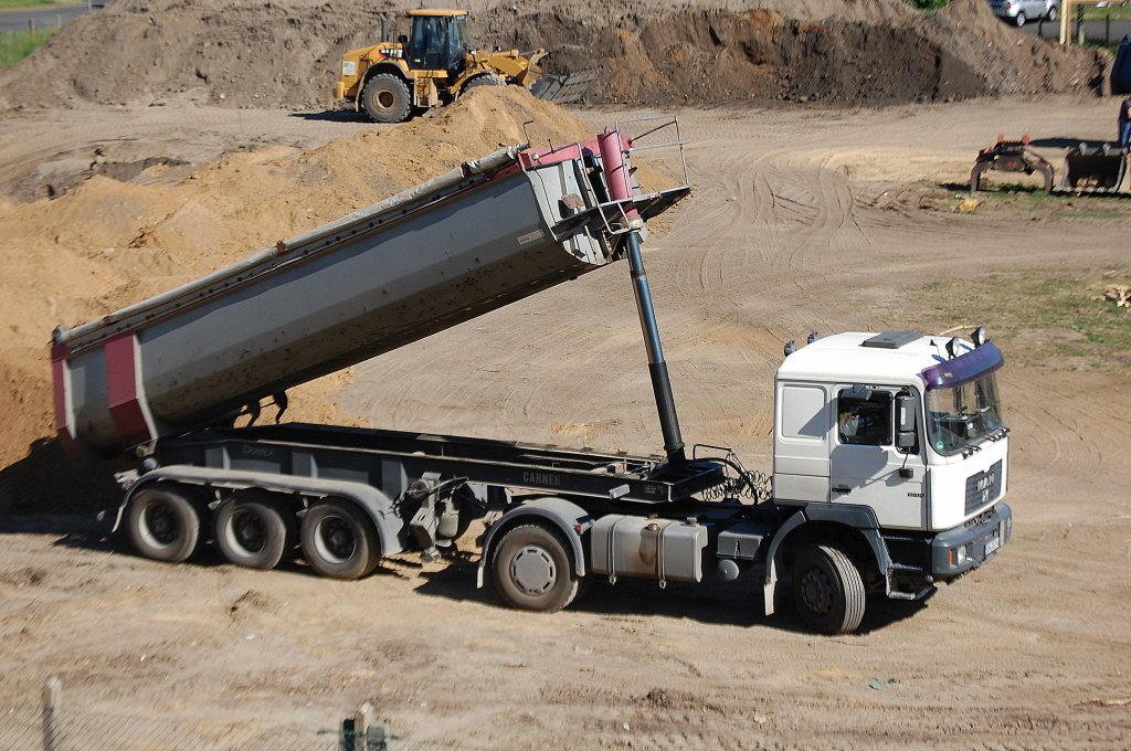 MAN 19.414 Sattelkipper l�dt Sand ab, 25.05.12 Berlin-Pankow.