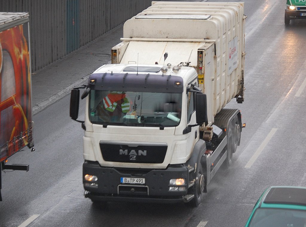 MAN Abrollkipper der Fa. VEOLIA Umweltservice, 25.01.11 Berliner Stadtautobahn H�he Knobelsdorffbr�cke.