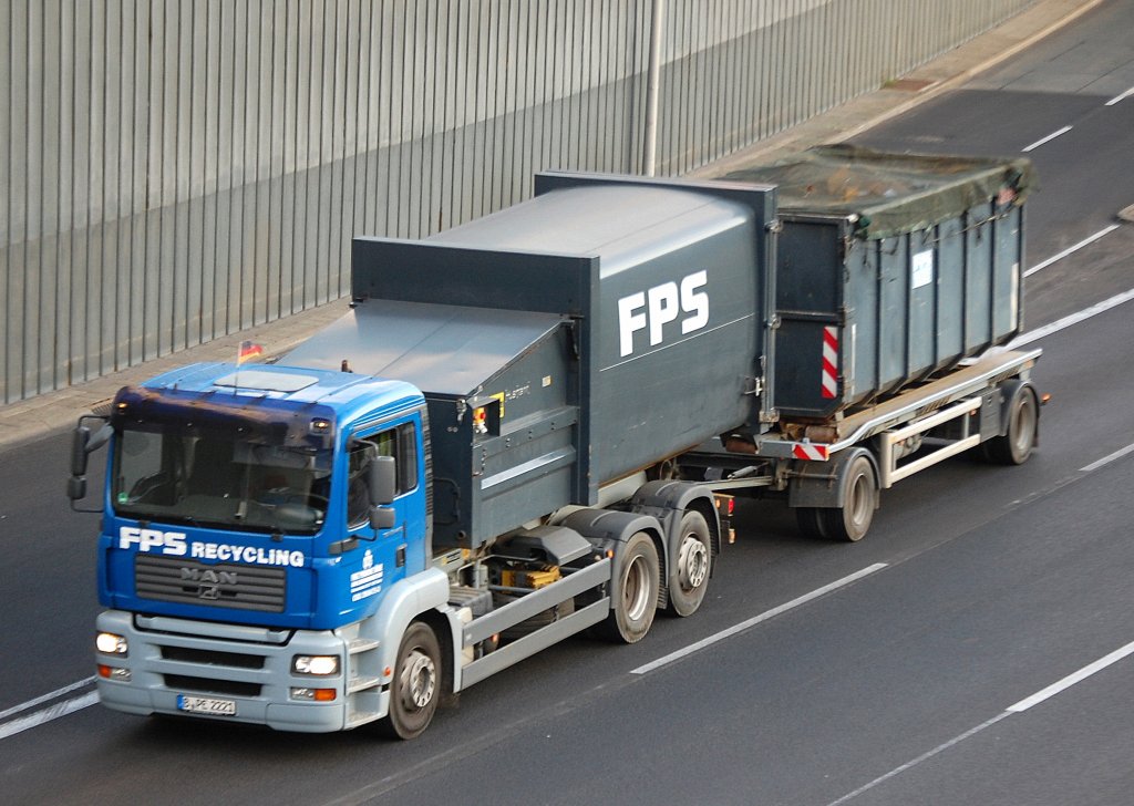 MAN Abrollkipper mit M�llentsorgungscontainer + Abrollkipph�nger der Fa. FPS RECYCLING, 07.09.10 Brliner Stadtautobahn H�he Kaiserdamm.