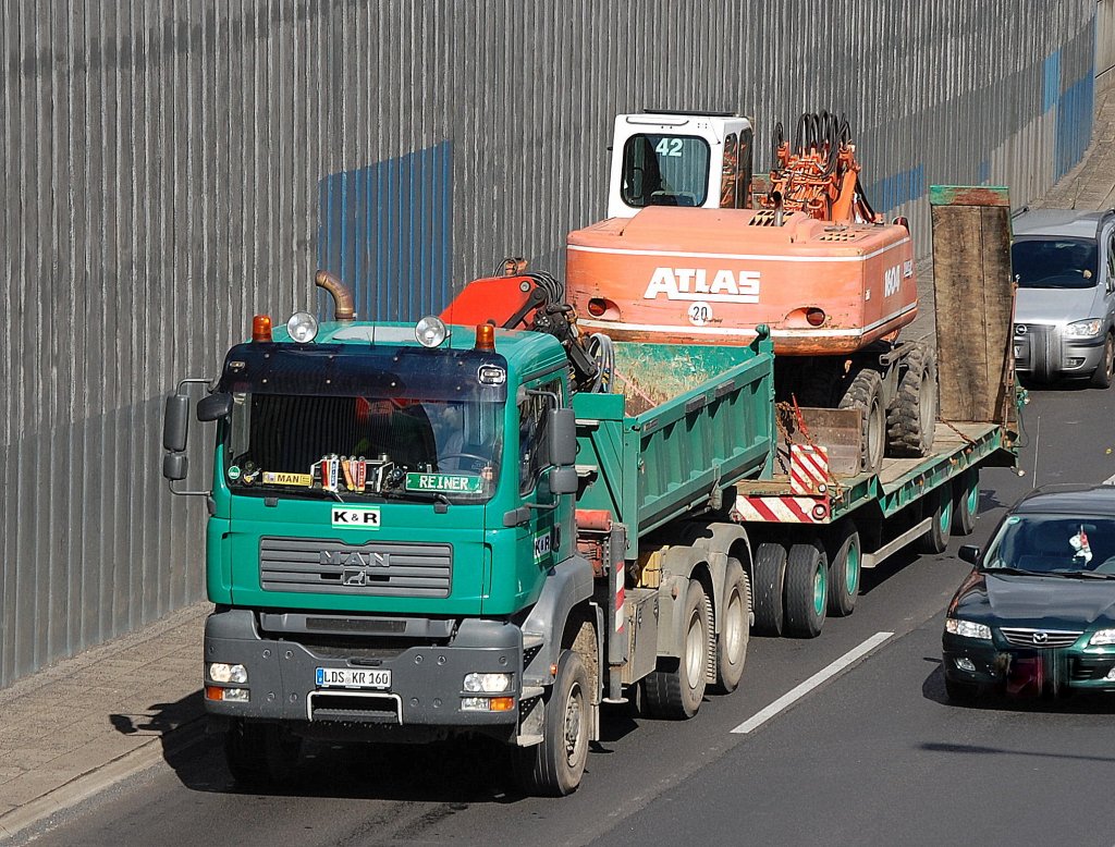 MAN Baukipper der Fa. K&R mit H�nger dran mit einem Mobilbagger ATLAS 1604 AWE4 beladen, 16.09.10 Berliner Stadtautobahn H�he Kaiserdamm. 