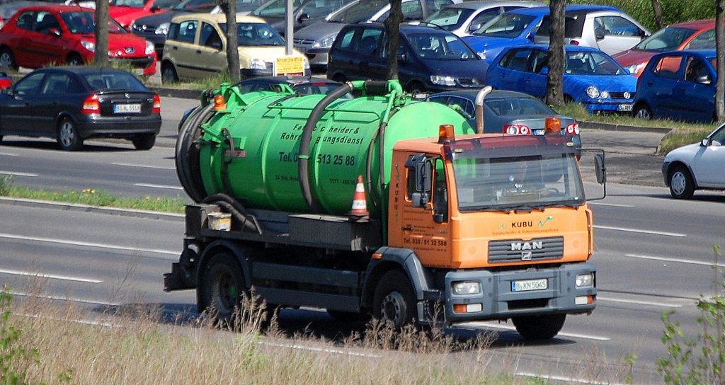 MAN Entsorgungsfahrzeug eines Rohrreinigungsbetriebes Fa. KUBU aus Berlin, 27.04.12 M�rkische Allee Berlin.