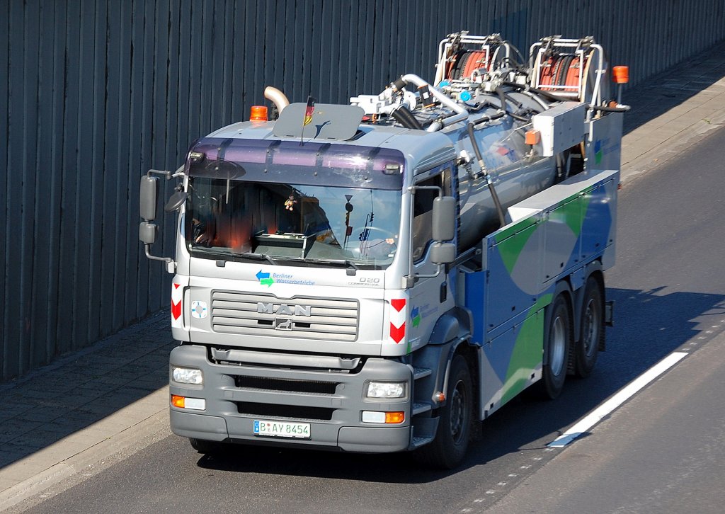 MAN Entw�sserungsfahrzeug der Berliner Wasserbetriebe, 22.09.10 Berliner Stadtautobahn H�he Knobelsdorffstr.