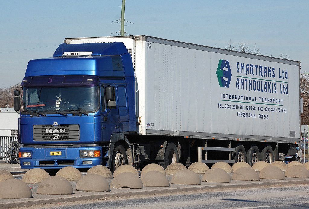 MAN F2000 Evo Zugmaschine als Sattelzug aus Griechenland, 05.03.13 Berlin-Beusselbr�cke.