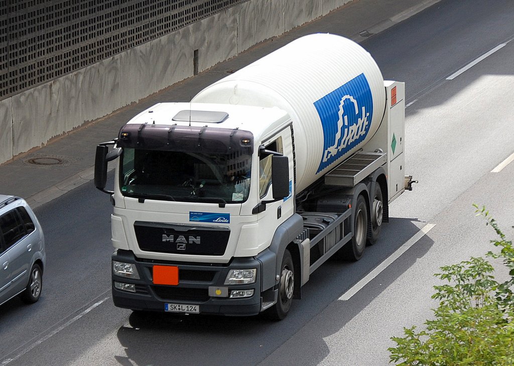 MAN Gastankfahrzeug mit K�hlsystem (meist f�r Stickstoff-Transporte) der Fa. LINDE, 02.09.10 Berliner Stadtautobahn H�he Kaiserdamm.  