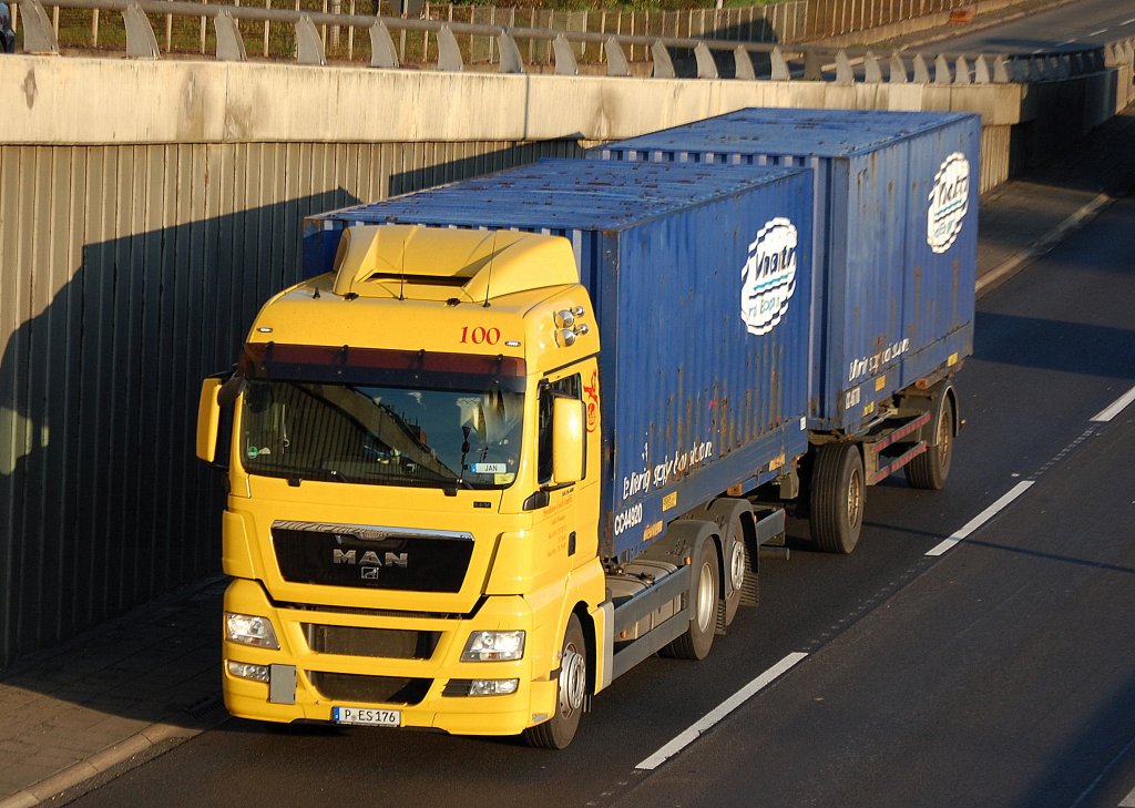 MAN H�ngerzug mit Containeraufs�tzen, 18.10.10 Berliner Stadtautobahn H�he Knobelsdorffstr.