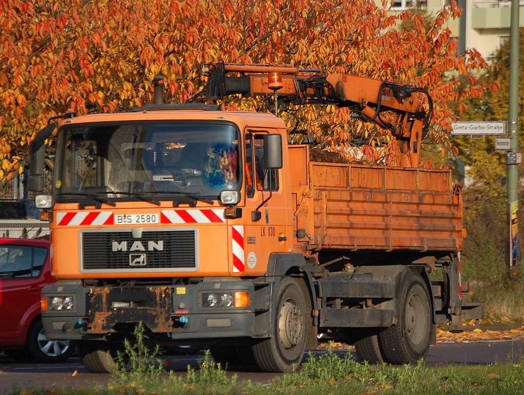 MAN Kipper der Berliner Stadtreinigung mit Hydraulikgreifarm im Herbst 2008 Berlin-Pankow.