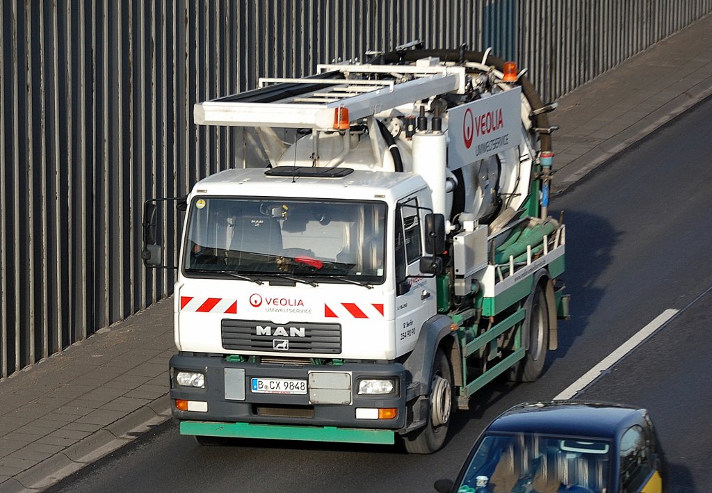 MAN LE 18.230 Spezialentsorgungsfahrzeug f�r Abw�sser der Fa. VEOLIA UMWELTSERVICE, 18.01.12 Berliner Stadtautobahn H�he Knobelsdorffstr.