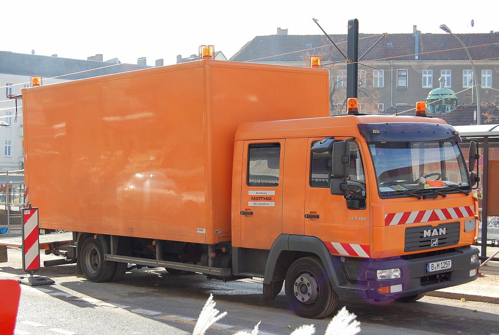 MAN LE 8.180 Bautransporter der Baufirma MATTH�I, 30.10.10 Berlin-Vinetastr. (Pankow) 