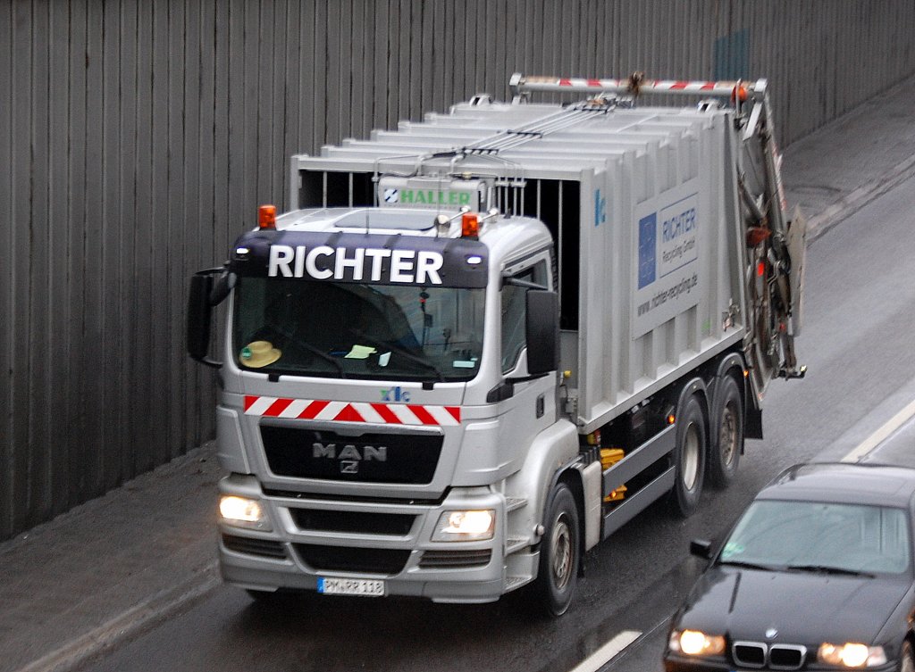 MAN M�llentsorgungsfahrzeug der Fa. RICHTER Recycling GmbH mit HALLER M�llpresse, 25.01.11 Berliner Stadtautobahn H�he Knobelsdorffbr�cke.