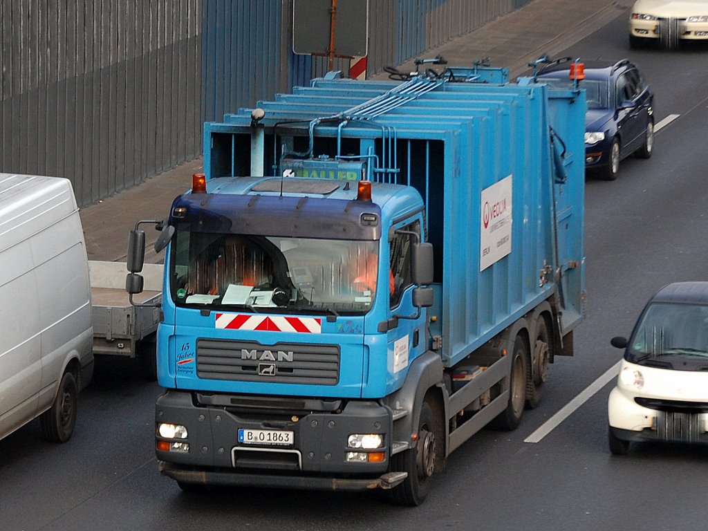 MAN M�llentsorgungsfahrzeug mit HALLER M�llpresse der Fa. VEOLIA Umweltservice, 04.11.11 Berliner Stadtautobahn H�he Kaiserdamm.