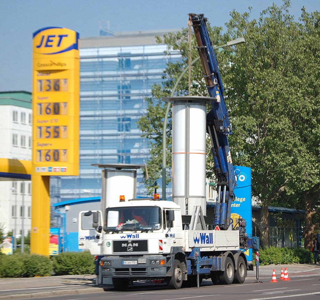 MAN Pritschenaufbau-LKW mit Hydraulikgreifarm der Fa. Wall beim Aufstellen einer neuen Litfa�s�ule, 19.05.11 Berlin-Pankow.