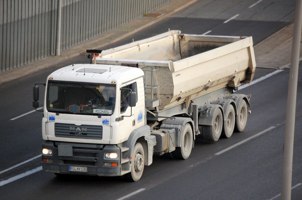 MAN Sattelkipper der Fa. AHRENS, 07.09.10 Berliner Stadtautobahn H�he Kaiserdamm.