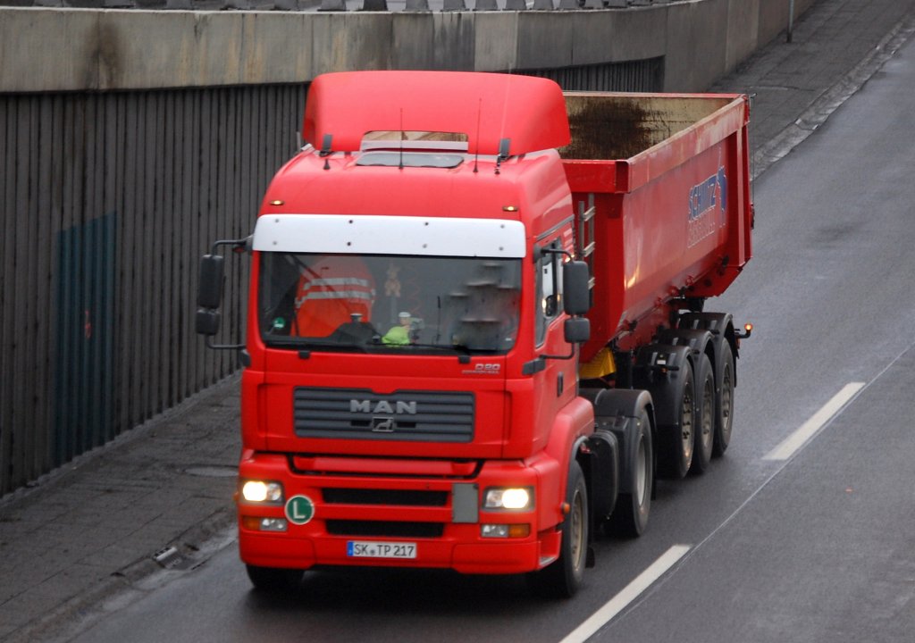 MAN Sattelkipper der Fa. SCHMITZ, 13.01.11 Berliner Stadtautobahn H�he Knobelsdorffstr.