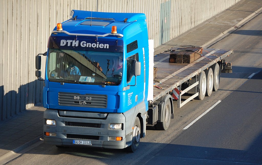MAN Sattelzug mit Flachauflieger der Fa. DTH Gnoien, 31.08.10 Berliner Stadtautobahn H�he Knobelsdorffstr.