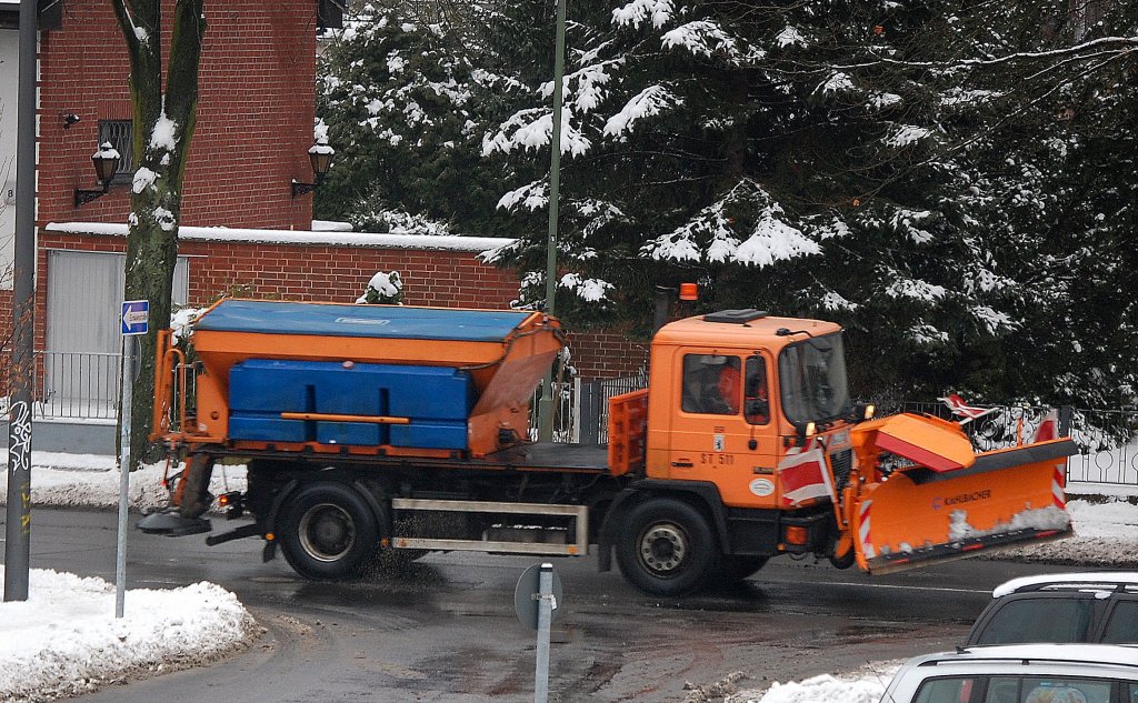 MAN Streufahrzeug mit R�umschild der Berliner Stadtreinigung (BSR Nr. ST 511) im Winterdienst 2012 in Berlin-Karow, 10.12.12