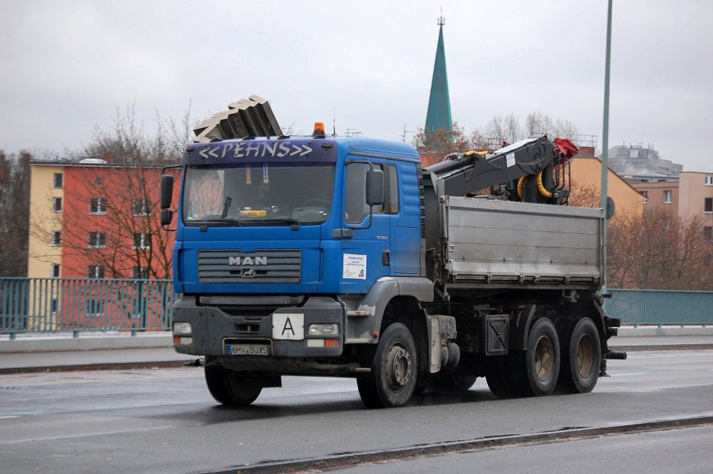 MAN TG 360 A Baukipper mit Kranaufsatz, 30.11.12 Berlin Putlitzbr�cke.