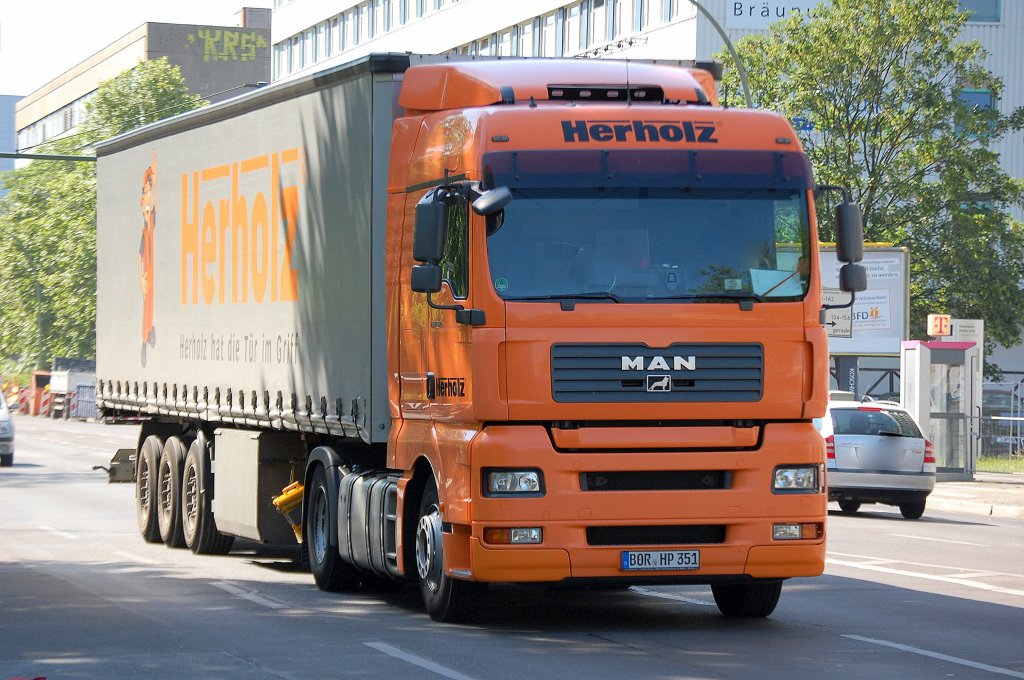 MAN TGA 18.360 Zugmaschine mit Auflieger der Fa. Herholz, 30.05.11 Berlin Prenzl.Berg.