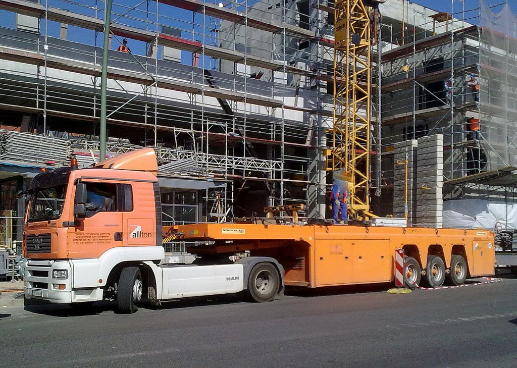 MAN TGA 18.410 mit Spezialauflieger f�r Betonfertigteile der Fa. allton am 28.03.12 Gro�baustelle gegen�ber S-Bhf. Berlin-Pankow.