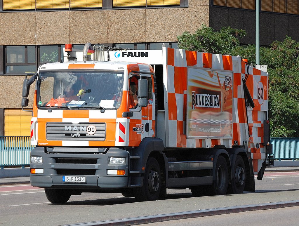 MAN TGA 25.320 M�llentsorgungsfahrzeug Nr.90 der Berlin Recycling GmbH am 15.09.10 Berlin-Putlitzbr�cke.