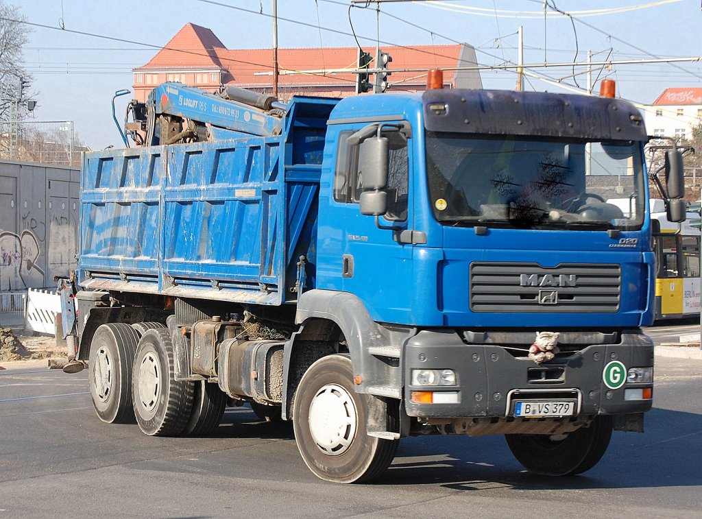 MAN TGA 25.430 hochwandiger Kipper mit Hydraulikgreifarm, 02.03.11 Berlin-Pankow.