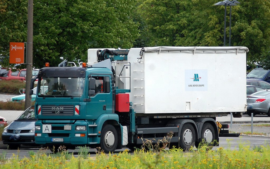 MAN TGA 26.350 Spezialentsorgungsfahrzeug mit Selbstladesystem zur Altglaseinsammlung in Berlin der Fa. KALR MEYER GRUPPE, 08.08.13 Berlin-Springpfuhl.