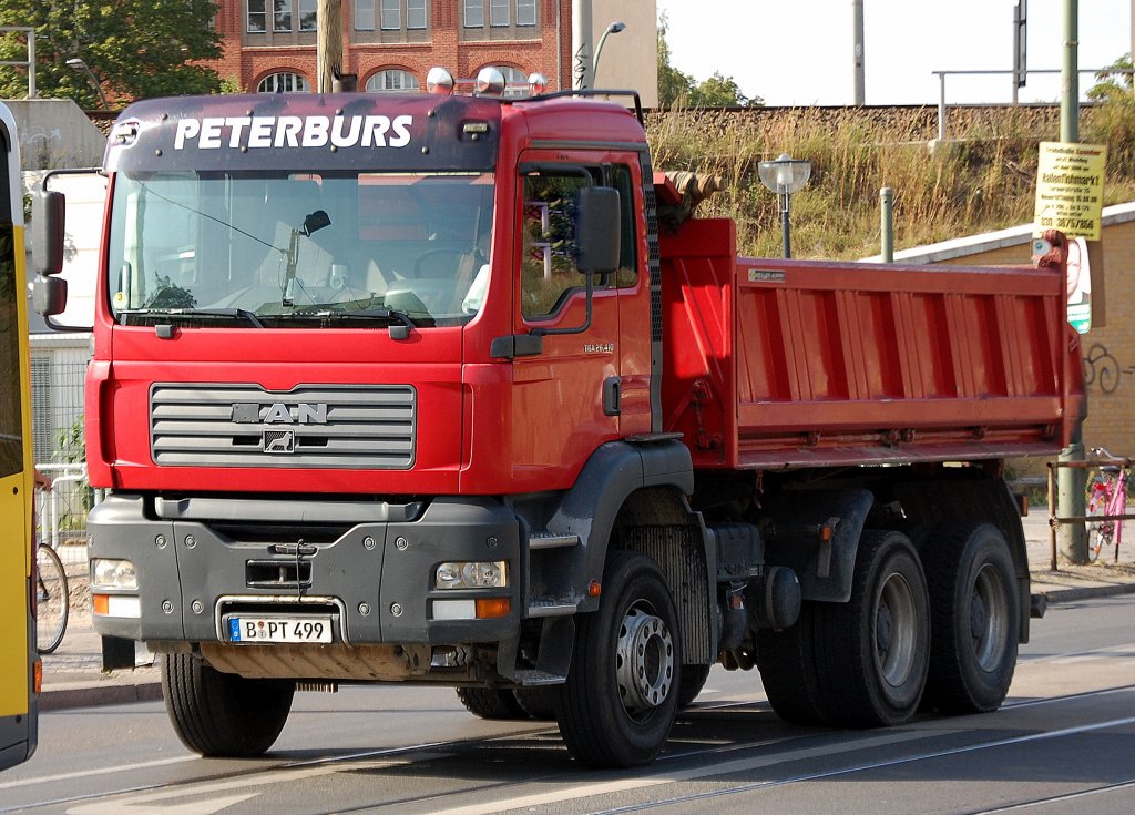 MAN TGA 26.410 Kipper der Fa. PETERBURS, 26.08.09 Berlin-Pankow.