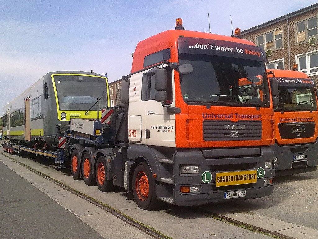 MAN TGA 26.480 Schwerlastzugmaschine mit Ladebr�cke der Spd. Universal Transport und fabrikneuen RegioShuttle f�r die Fa. agilis beladen abfahrbereit am 03.08.11 Berlin-Wilhelmsruh.