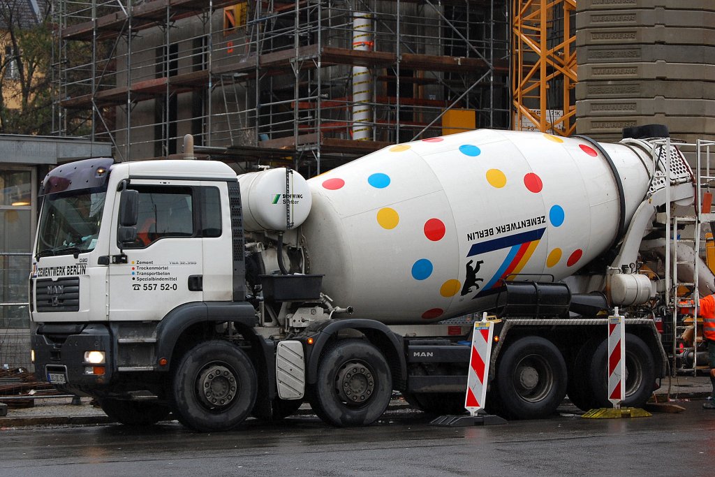 MAN TGA 32.390 Betonmischfahrzeug (Zementwerk Berlin) am 19.01.12 Gro�baustelle Berlin-Pankow.