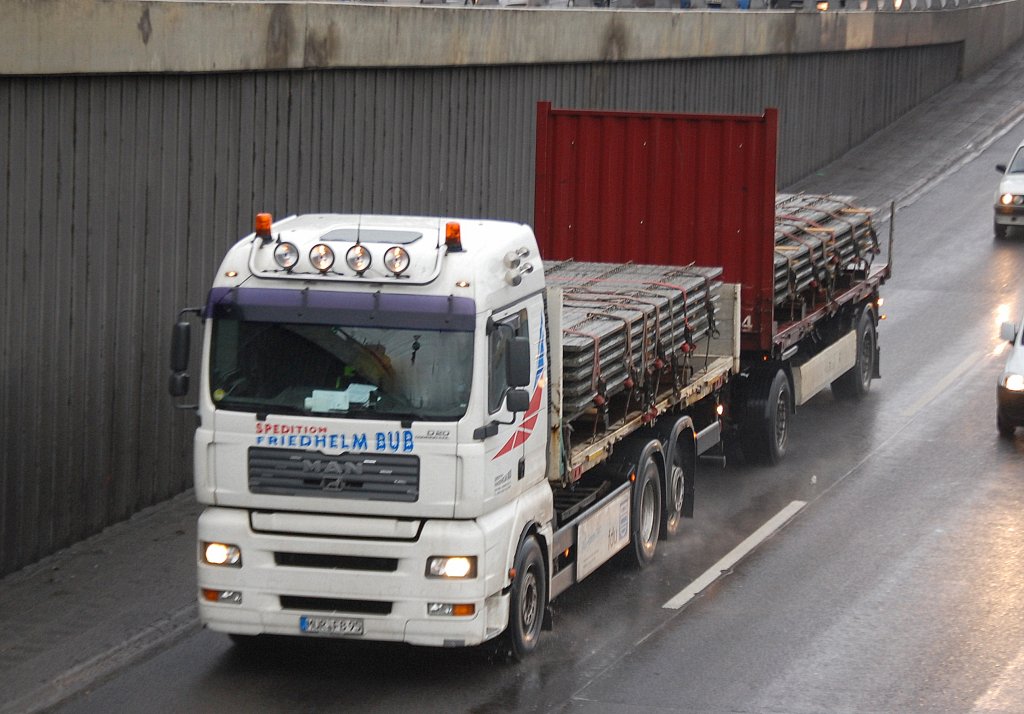 MAN TGA mit flacher Ladefl�che + H�nger mit Stahlplatten? beladen der Sped. FRIEDHELM BUB, 24.01.11 Berliner Stadtautobahn H�he Knobelsdorffbr�cke.