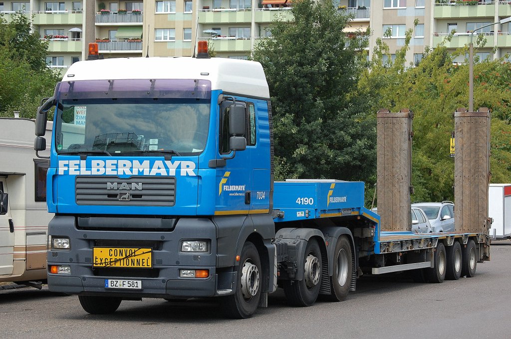 MAN TGA Sattelzug der Fa. FELBERMAYR mit Tiefladebr�cke wartet auf Enzelsegmente eines Hochkrans, 06.08.13 Berlin-Pankow.