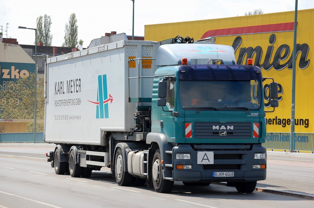 MAN TGA Sattelzug der Fa. KARL MEYER ROHSTOFFVERWERTUNG GMBH mit Spezialauflieger f�r die Altglassammlung in Berlin, ein Selbstlader, 06.05.13 Berlin Putlitzbr�cke.