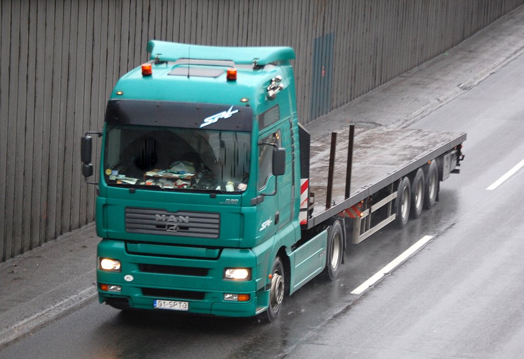 MAN TGA Sattelzug mit Flachauflieger der Fa.SPT aus Berlin, 24.01.11 Berliner Stadtautobahn H�he Knobelsdorffbr�cke.