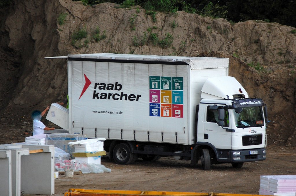MAN TGL 8.180 LKW mit Pritschenaufbau mit Plane�berzug der Fa. raab karcher liefert Baustoffe, 12.07.12 Berlin-Pankow.