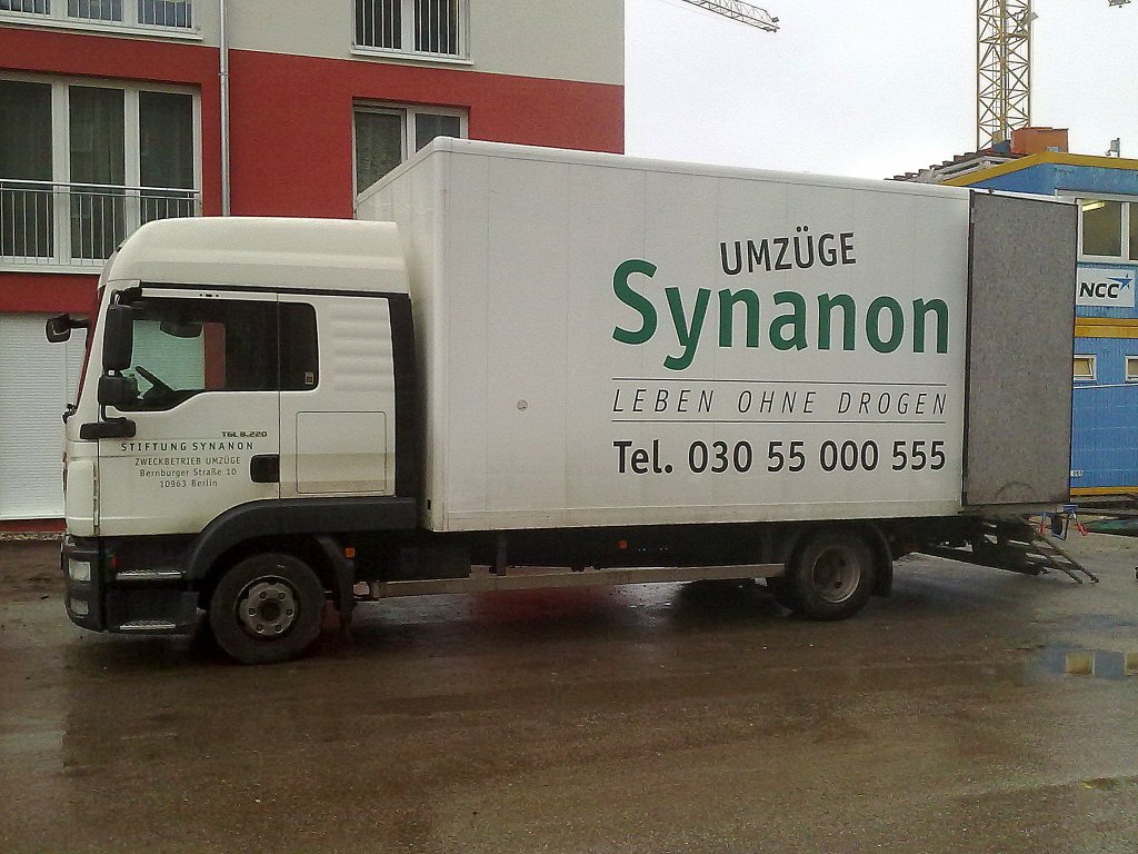 MAN TGL 8.220 mit Kastenaufbau (Umzugs-LKW), 09.01.13 Berlin-Pankow.