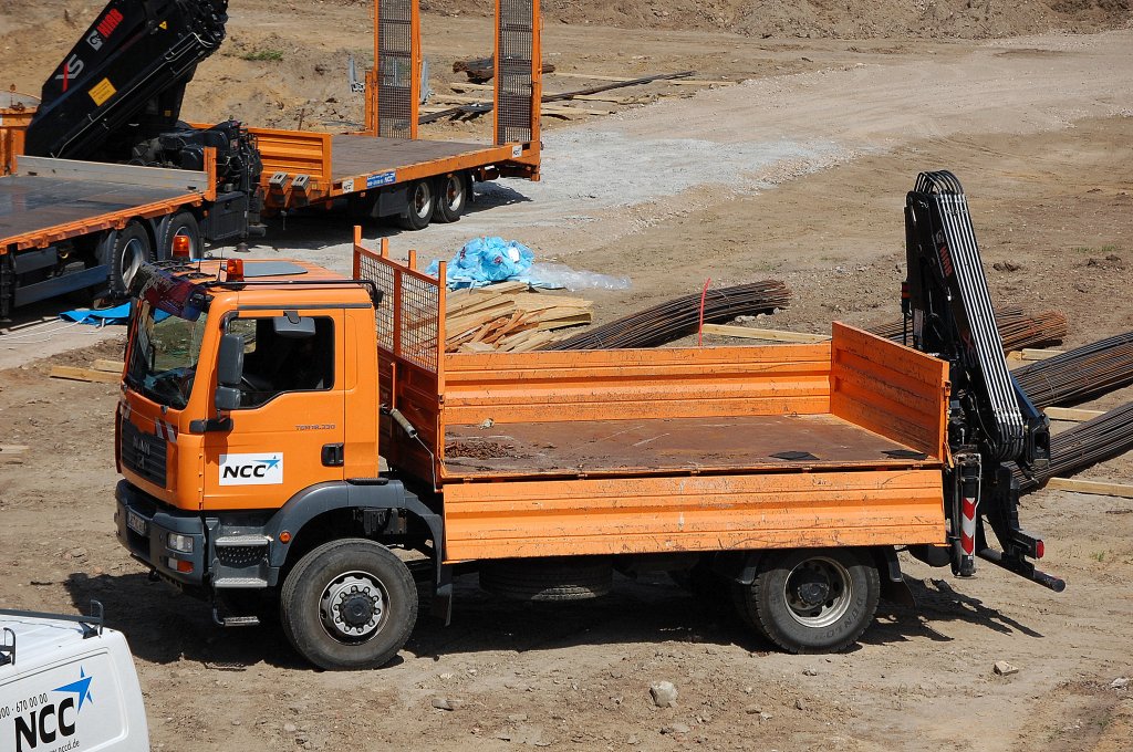 MAN TGM 18.330 Baukipper mit Kranaufsatz der Fa. NCC 19.06.12 Berlin-Pankow.