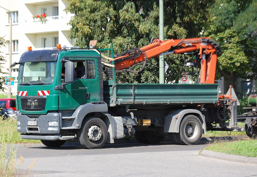 MAN TGS 18.320 Baukipper mit ATLAS Hydraulikgreifarmaufsatz, 22.08.11 Berlin-Pankow.